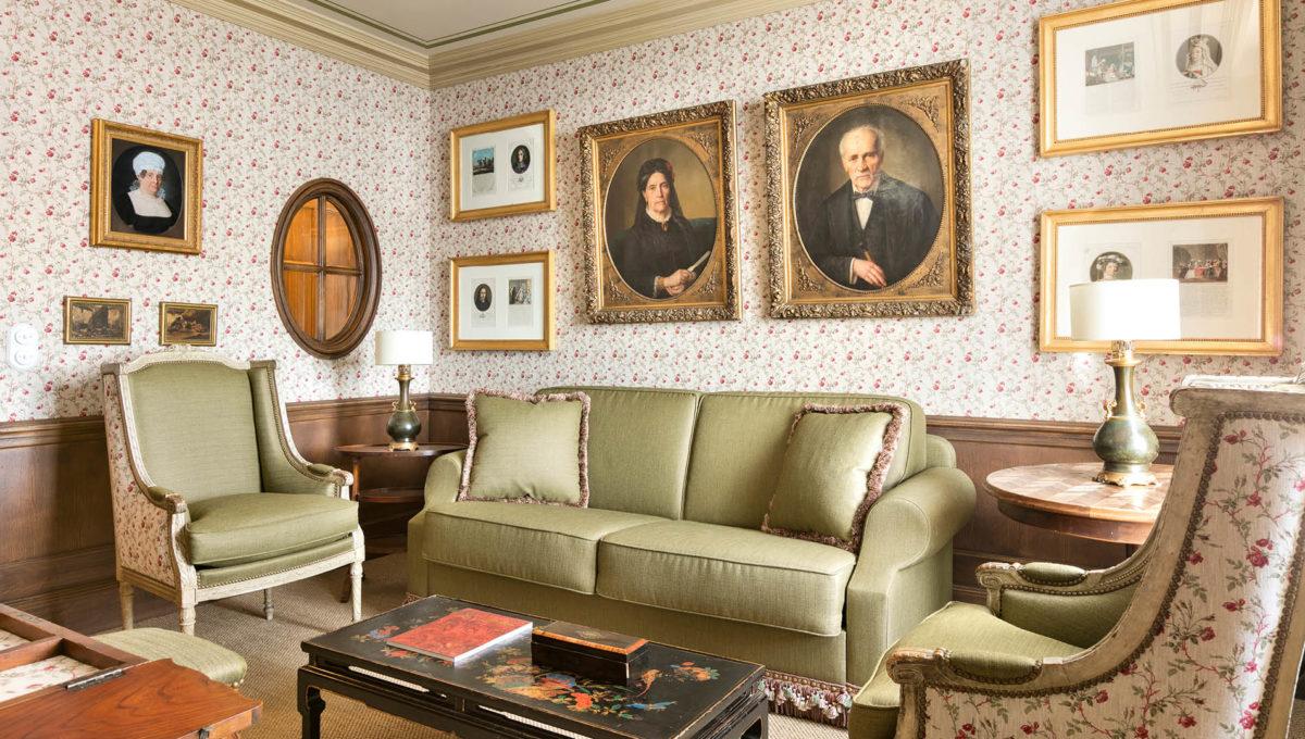 Gordes-5-star-luxury-hotel-la-bastide-de-gordes-one-bedroom-suite-lounge-couch