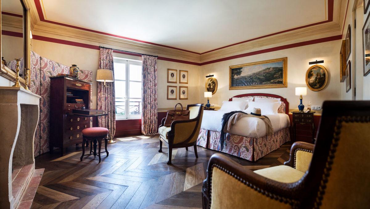 La-bastide-de-gordes-5-star-luxury-hotel-provence-junior-suite-bed-chairs-fireplace