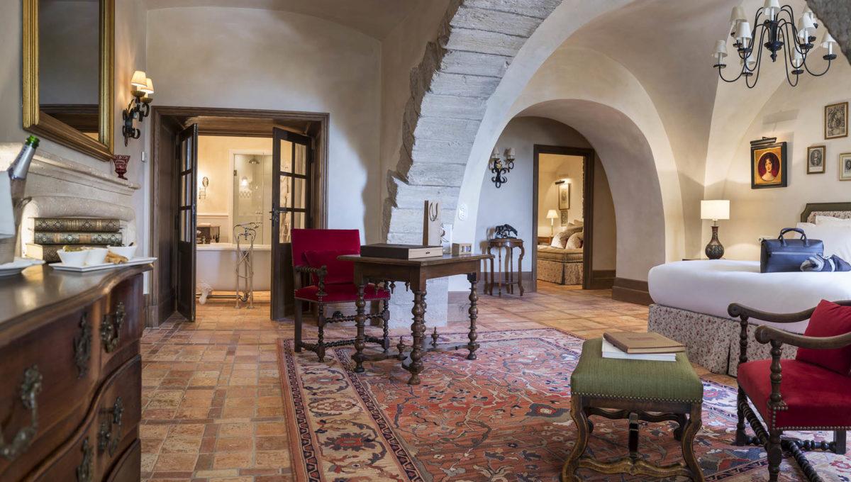 La-bastide-de-gordes-5-star-luxury-hotel-provence-suite-baron-simiane-living-room-arch