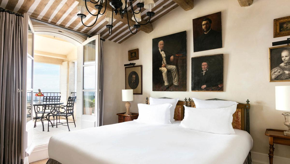hotel-gordes-luxe-5-etoiles-palace-bastide-de-gordes-suite-duc-de-soubise-chambre-lit-terrasse