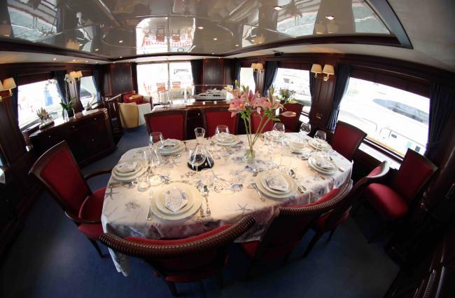 Anypa-Benetti-yacht-charter-Ibiza-dining-tabler