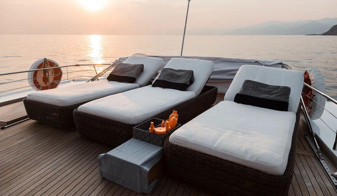 Motor Yacht PAOLUCCI Sun Deck Loungers