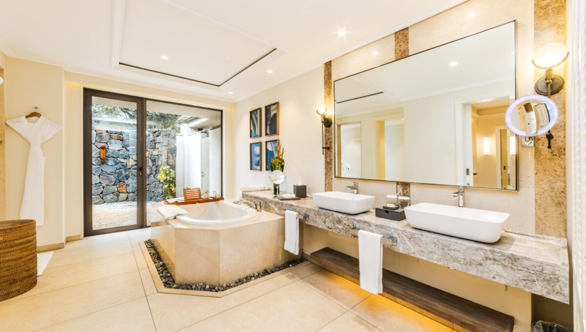 Luxury Suite pool villa bathroom